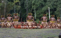 Marae Arahurahu : le public embarqué dans la pirogue de Pa'ao