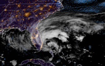 L'ouragan Nicole, retrogradé en tempête tropicale, frappe la Floride