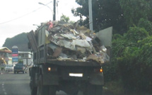 Danger sur la route : un camion sème ses déchets sur la route