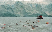 Des nageurs de l'extrême s'affrontent au pied d'un glacier de Patagonie