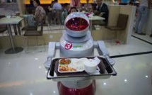 En Chine, un resto futuriste où des robots servent les plats de cuistots androïdes
