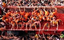 Espagne: des milliers de fêtards dans une bataille géante de tomates