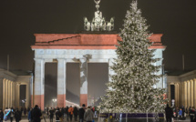 Des activistes du climat décapitent le sapin de Noël de Berlin