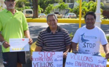 Des habitants de Mahaena manifestent contre les extractions en rivière