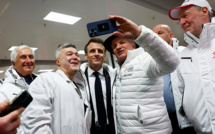 A Rungis, Macron défend sa réforme des retraites et agite "un débat sur le travail"