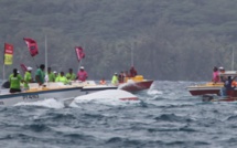 Hawaiki Nui Va'a: Un bateau accompagnateur de type Poti Marara chavire
