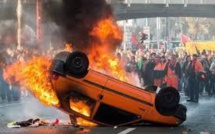 Belgique: les internautes "remboursent" une voiture brûlée pendant une manifestation