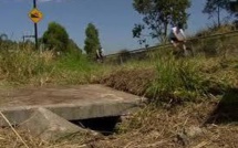 Australie: un bébé survit cinq jours abandonné dans un puits de drainage
