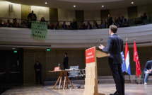 Macron interrompu par des manifestants au début d'un discours à La Haye