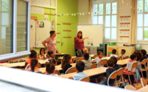 Macron annonce des augmentations pour les enseignants, manifestants tenus à distance