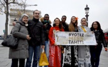 Les trois dauphines de Miss Tahiti distribuent des fleurs de tiare à Paris