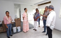 Édouard Fritch visite le chantier du centre “Pu o te Hine Here”