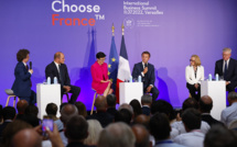 Emmanuel Macron reçoit plus de 200 patrons étrangers à Versailles et annonce 13 milliards d'euros d'investissements