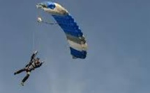 Nouvelle-Zélande: les parachutistes quittent in extremis leur avion tombé du ciel