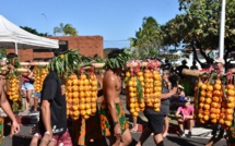 Bain de foule pour les oranges à Punaauia