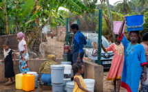 Mayotte au défi de la distribution d'eau en bouteille pour tous