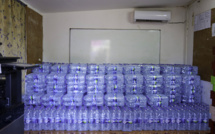 La distribution générale d'eau en bouteille a commencé à Mayotte