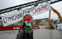 A Paris, des militants écologistes se mobilisent contre les cimentiers