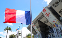 La Réunion: drapeaux français en berne pour protester contre la loi immigration