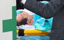 Corée du Sud: le chef de l'opposition poignardé reste hospitalisé, la police enquête sur le mobile