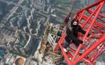 Deux "spidermen" escaladent l'une des plus hautes tours du monde