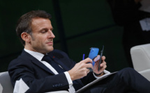 Régulation des écrans pour les jeunes: "il y aura peut-être des interdictions" et des "restrictions", dit Macron