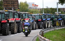 Les agriculteurs bloquent des autoroutes en région parisienne, nouveau rendez-vous avec Attal