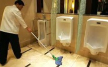 Un Japonais se débarrasse des cendres de sa femme détestée dans les WC d'un supermarché