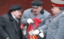 Au pied du Kremlin, Staline s'en prend à Lénine à coups de parapluie