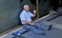 Un financier australien tend la main au retraité grec qui pleure, ami de son père