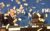 Fifa - Les (faux) dollars pleuvent sur Blatter