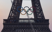 Les anneaux olympiques accrochés à la tour Eiffel