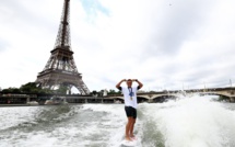 Kauli Vaast a surfé sur la Seine avec sa médaille d'or