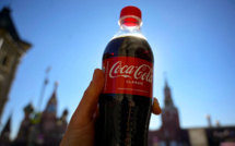 Coca-Cola et Schweppes temporisent sur les microplastiques trouvés dans leurs bouteilles