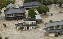 Une ville japonaise brusquement envahie par une rivière en furie