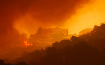 Les incendies menacent près de Los Angeles, rasant des maisons