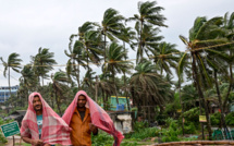 Le cyclone Dana frappe l'Inde, des arbres et lignes électriques détruits