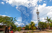 Indonésie: nuage de cendres de près de 8 kilomètres dans une nouvelle éruption du volcan Laki-Laki