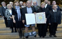 Croatie : il perd son pantalon lorsque la présidente lui remet un diplôme