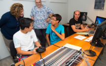 La directrice générale des enseignements scolaires visite le studio audiovisuel de la DGEE