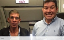 Un passager anglais se prend en photo avec le pirate de l'air de l'avion égyptien
