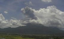 Un volcan philippin dégage une spectaculaire colonne de cendres