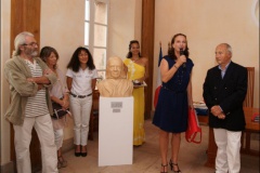 Cérémonie de remise du buste de Louis Langomazino, en présence de MM. le Maire de St Tropez, la Directrice adjointe du Port Autonome de Papeete, la Présidente de la Tahiti Pearl Regatta et la Directrice d'Archipelagoes.