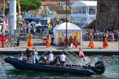 Hei Show Tamure accueillant tous les navires rentrant au port le dernier jour des voiles