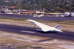 Le Concorde en plein atterrissage à Papeete le 21 novembre 1986.C'est une première pour Tahiti. Collection Air Tahiti.