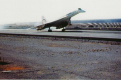 Le Concorde atterrit à Moruroa, à son bord le premier ministre Laurent Fabius.  Crédit photo Werner Bringold.