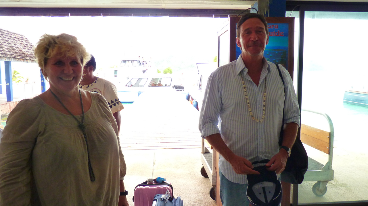 Marie Eve Tefataau accueille Philippe Gomez à l'aéroport de Bora Bora.JPG